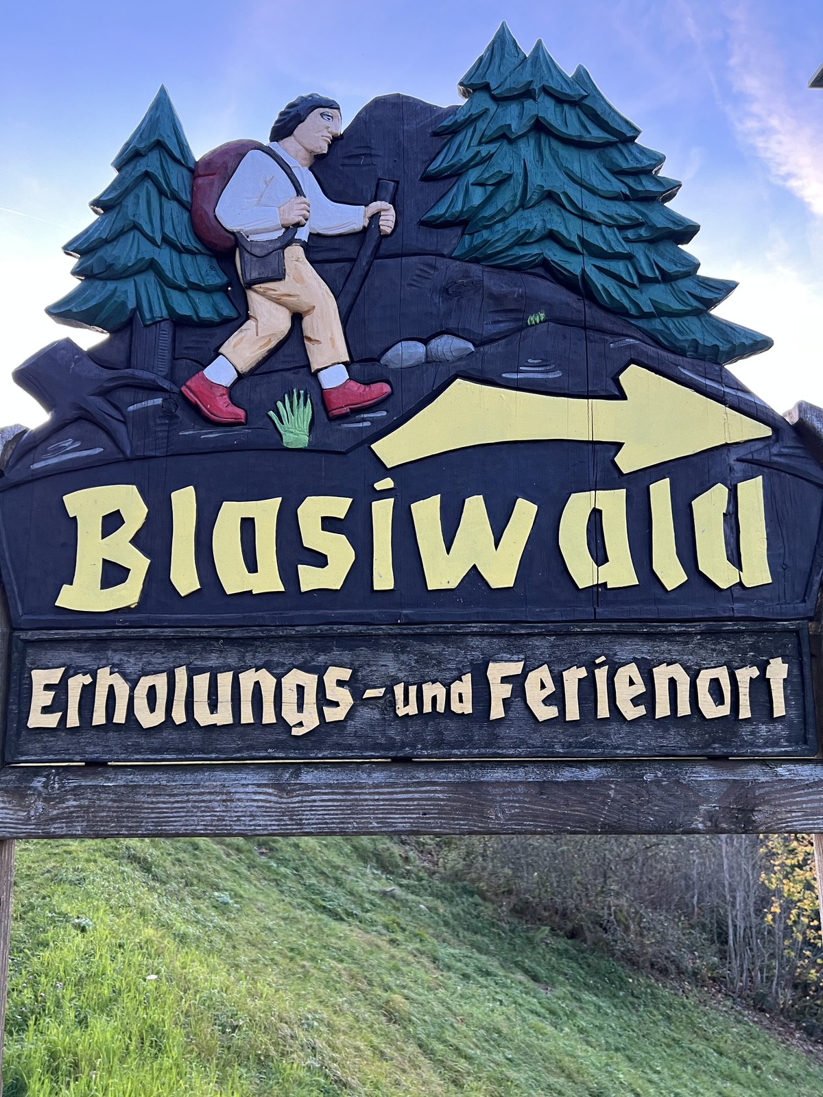 Willkommensschild im Ferienort Blasiwald