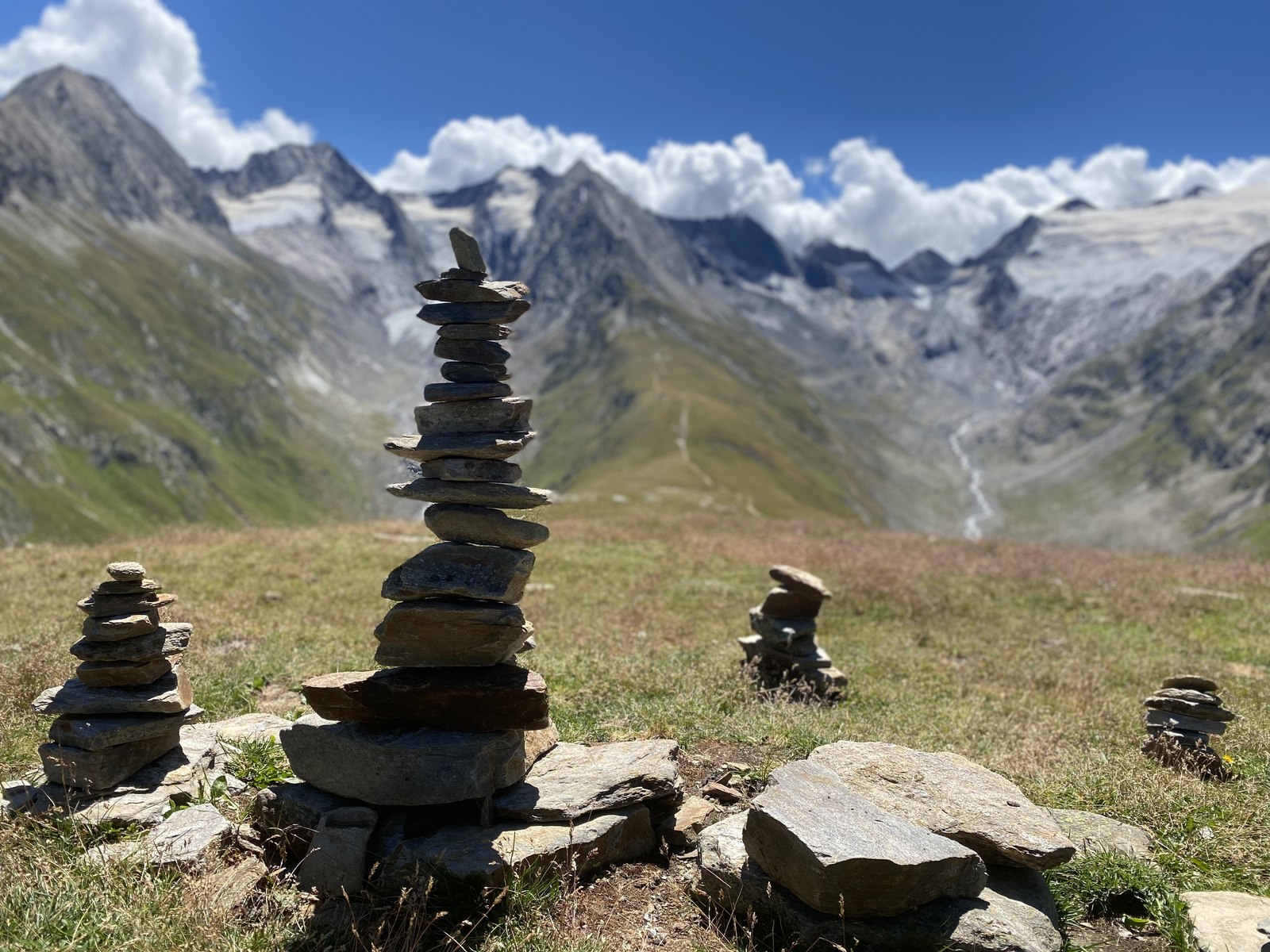 Alpenpanorama und Steinmännchen bei Obergurgl