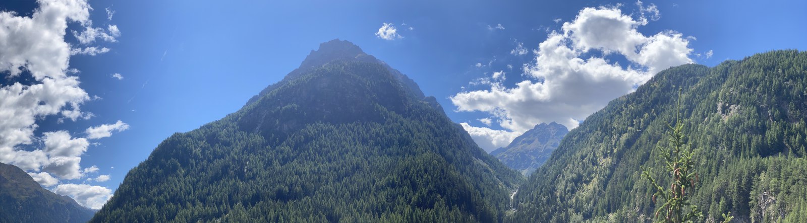 Tiroler Bergtal und hohe Gipfel